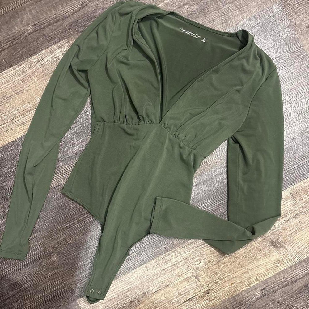 Abercrombie and Fitch Green bodysuit with long sleeves and V-neckline